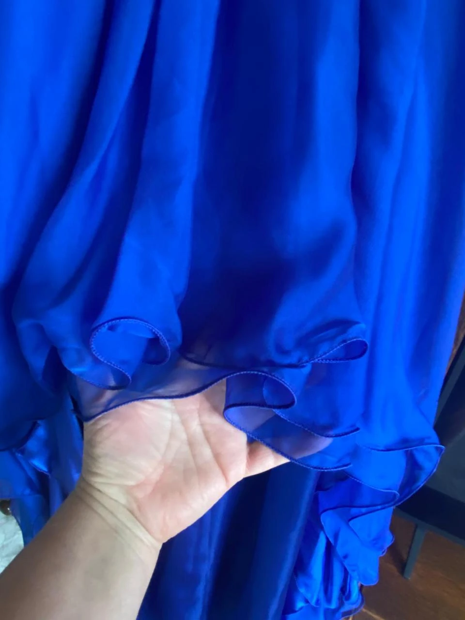 Vestido de festa romântico azul royal, corte "Hi-Lo" com pedrarias. – photo 6